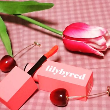 長く愛用しているティントです💄

lilybyred(リリーバイレッド)
✨『ブラディーライアーコーティングティント』✨
🍑# 01 内気なピーチのふり🍑

🍑

【 特徴 】

●高発色‼️２枚目をどーぞ❗

●唇👄に触れると、誰にでも似合うカラーにッ💋

🍑

【 使用感 】

●タトゥーティントです。
➡️みずみずしく～、とろみのあるテクスチャー。
唇にシッカリと密着ッ❕

●微細チップ……、ですね。
➡️リップラインも作りやすくて👍

●色落ちナシッ❕

●ツヤ感もあり、イイですね👍
光沢感を演出できるんです💎

🍑

秋の地味か❔というコーデの日にも
使えるカラーで、春夏秋冬🍁出番ありです！！

#リリーバイレッド #lilybyred #BloodyLiarCoatingTint
#ブラディーライアーコーティングティント #内気なピーチのふり
#高発色リップ #高発色 
#リップ #プチプラコスメ #プチプラ #プチプラリップティント #プチプラリップ #リップメイク 
#韓国コスメ #韓国リップ #韓国
#派手リップ #華やかメイク #ピンクリップ💄
#お値段以上コスメ  #自慢の褒められメイク の画像 その0