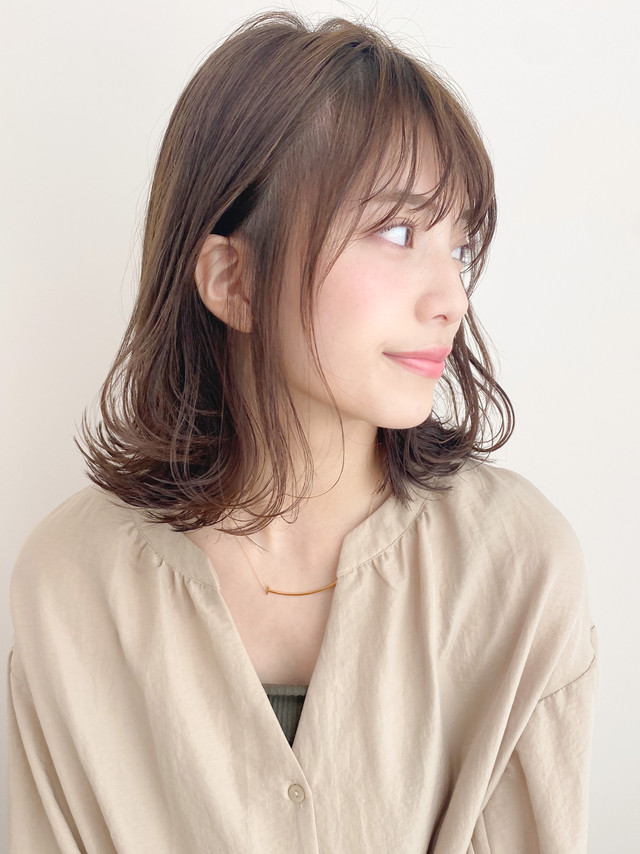 髪を耳にかけた女性の横顔