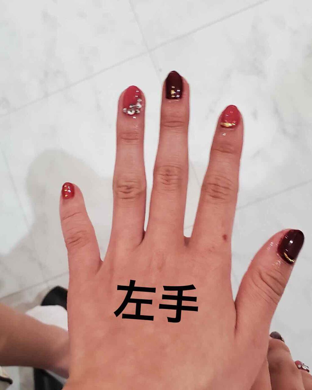 りな on LIPS 「大人っぽネイルデートにも使える!!今回は、沢山パーツを使ってた..」(3枚目)