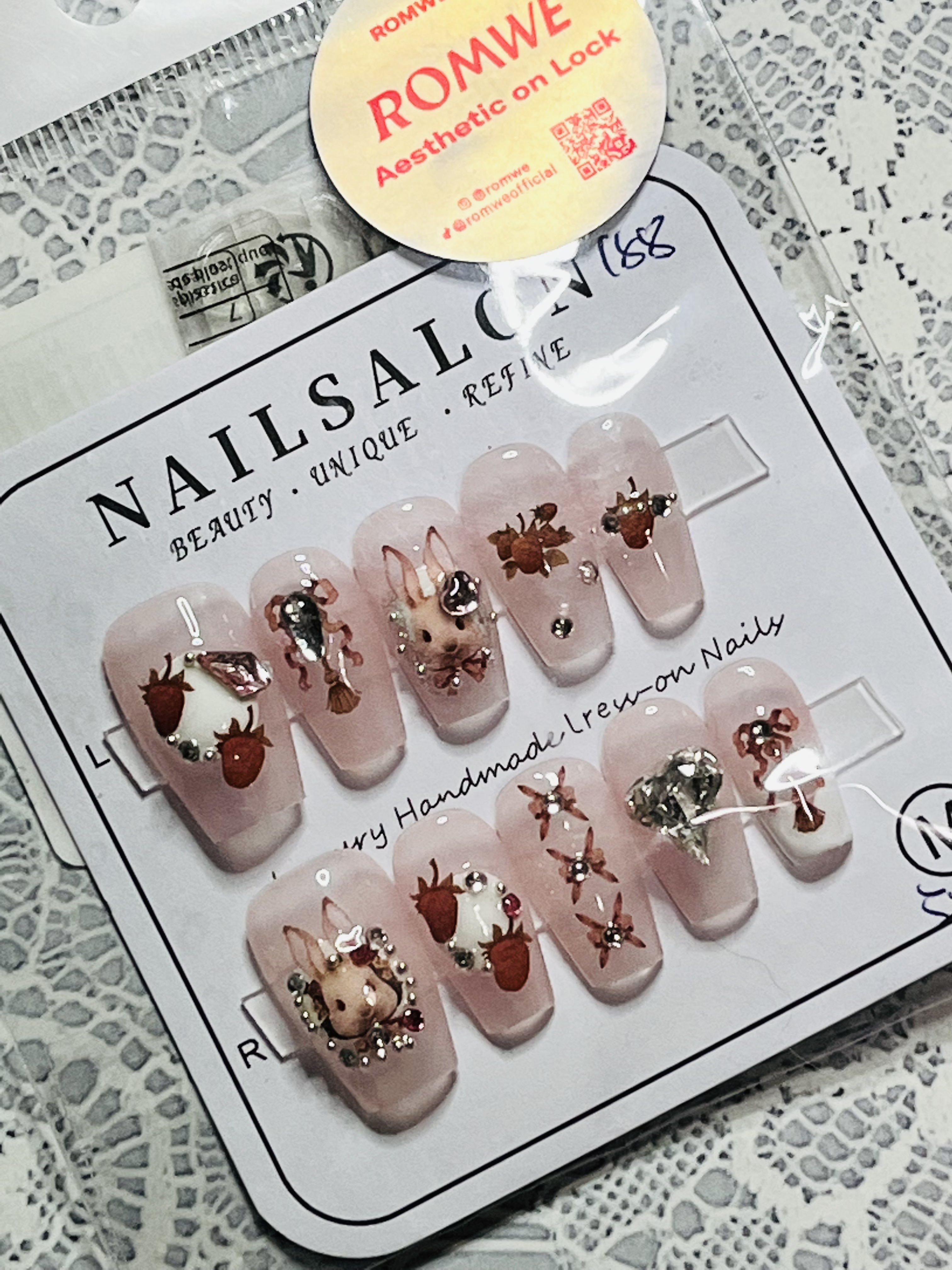 ROMWE Kawaii ロングコンフィウサギ&イチゴ柄ラインストーン装飾フェイクネイルキット/SHEIN/ネイルチップ・パーツを使ったクチコミ（1枚目）