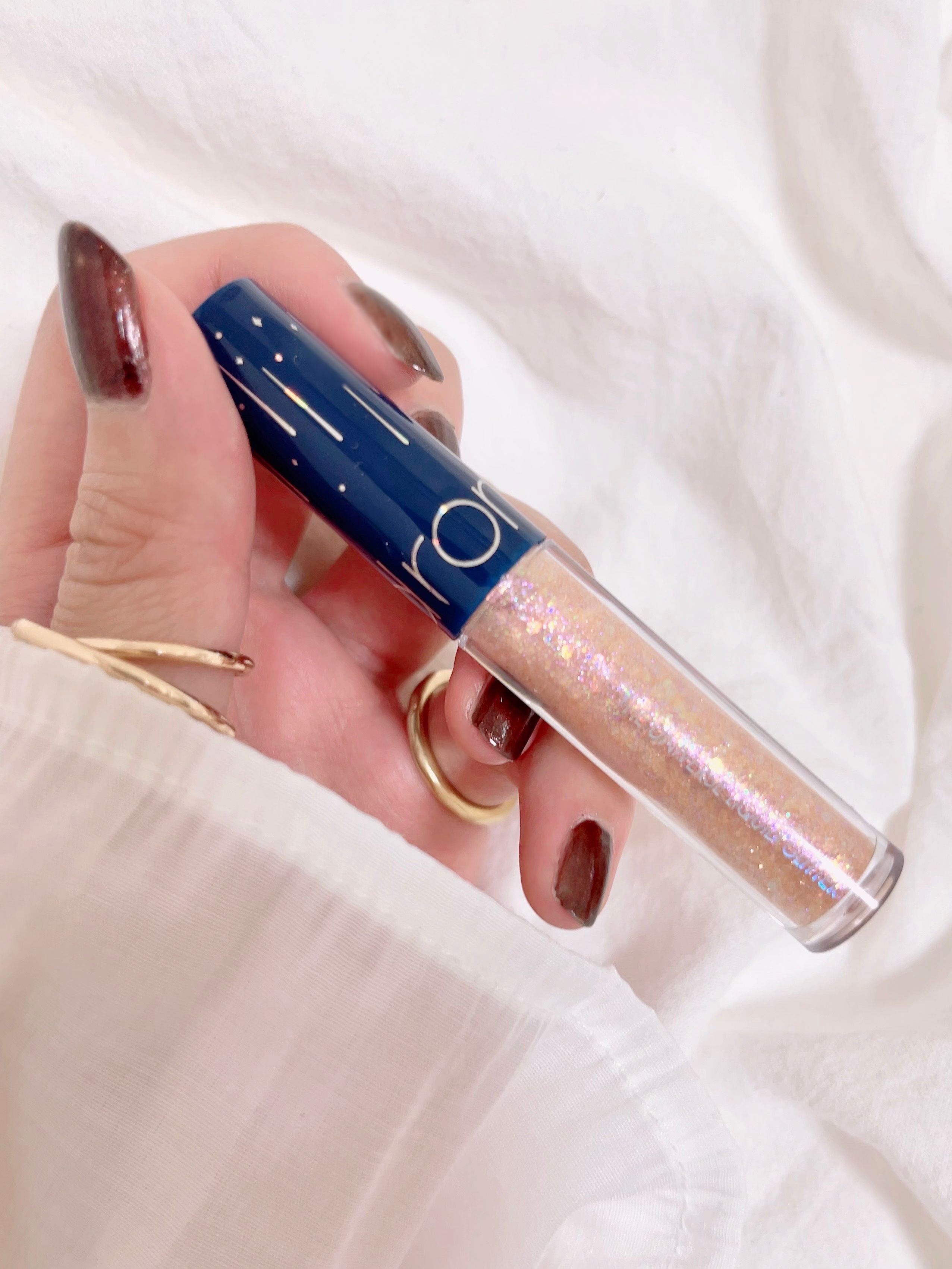 ピンクのキラキラグリッター🌟
韓国メイクに欠かせないキラキラ

涙袋に大きめのホログラムをのせて
上瞼の中央にもすこしのせたり…

下瞼の目尻だけにのせても可愛い♡




#rom&nd 
#ロムアンド 
#ロムアンド_グリッター 
#