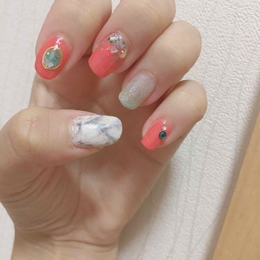 またまた久しぶりのネイル💅

今回は大理石風ネイル💅
本当はジェルネイルの方が簡単にできると思うのですが、オフがめんどくさくて…
ネイルでできる範囲してみました！
夏を意識したオレンジとか使ってみたり
