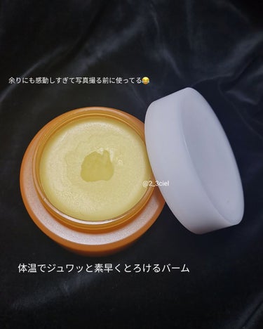 ＼クレンジングする度にトーンアップ❄／



雪のような肌に ビタミンクレンジングバーム🍊


BIO HEAL BOH ビタミントーニングオールメルティングクレンジングバーム


乾燥肌の私でも､突っ張る感じは気にならなく､むしろ洗い上がりの肌がしっとりしたおすすめクレンジングバームです🍋♡

低刺激で自然由来の色からできた､ポップなオレンジ色のクレンジングバーム︎💕︎︎

お肌の温度ですっととろけてくれて肌にもしっかりと馴染みます
香りもビタミンがたっぷりと入っているということもあり､
爽やかで自然な香り♡

しかも11種類のビタミンがたっぷりと配合されており､ビタミンには美白効果が期待できるのでクレンジングをする度にワントーン明るい肌になれそう…!

ホホバ種子油で毛穴･皮脂ケアも🌙


ダブル洗顔不要なので､クレンジングでせっかくしっとりしたのにそれを洗顔フォームで洗い流すという心配もありません❤️‍🩹

本当に毎日最近使っているお気に入りクレンジングバームです🍊✨

メイクを落としながらトーンアップ効果を期待できたり､角質ケアも期待できたりするので､その分のケア用品も補うことができるのでコスパがいいなと感じました❤️‍🔥

 #MyBestCosme #BIOHEALBOH #バイオヒールボ #韓国コスメ #クレンジングバーム #クレンジング #ビタミン #ビタミンクレンジング #ビタミンC #美白 #角質ケア #皮脂 #角質の画像 その2