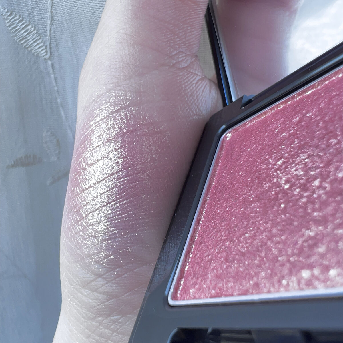 ラズル アイカラー/エレガンス ラズル /単色アイシャドウを使ったクチコミ（2枚目）