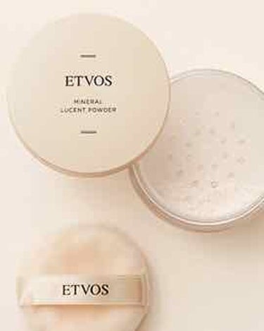 ETVOSのミネラルルーセントパウダー

石鹸でオフ出来るおこなが欲しくて購入しました。

パフがふわふわで気持ちいいです。
使い心地は可もなく不可もなくって感じです。
つけると乾燥する感じもないし、時