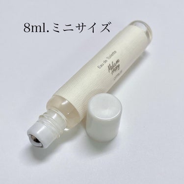 【CANMAKE メイク ミー ハッピー オードトワレ】
☑️CITRUS
☑️8ml
☑️¥770（税込）
シトラスをブラックティーに加えた爽やかな紅茶の香り☕︎
・
☆トップ→レモン、スウィートオレンジ、マンダリン

☆ミドル→ブラックティー、ジャスミン、フリージア

☆ラスト→ムスク、アンバー、シダーウッド
・
サトウキビ由来の植物性アルコール使用。
ロールオンタイプでつけすぎることがなく、ミニサイズでポーチの中に入れたり持ち運びにも便利☝️
・
香りは爽やかかつ軽やかで、日常やオフィスなどでも嫌味なく使えそう。
持続時間は短かめなので、塗り直しは必要ですが、ロールオンタイプなのでスプレーのように周りに飛び散らず良き。

プチプラなので、流行りの紅茶の香りを試したい方にはオススメの1つです✨

#CANMAKE #キャンメイク #オードトワレ
#メイクミーハッピー #MakemeHappy
#香水 #コロン #シトラス #ブラックティー
#紅茶の香り #プチプラ #プチプラコスメ
#香水レビュー #香水紹介
の画像 その1