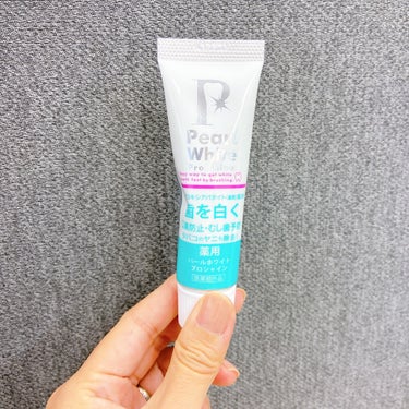 普段はスーパーや薬局で売っているホワイトニング系の歯磨き粉を色々試して使っていますが
どれも結局気休め程度&研磨剤が入ってたりするので・・・
ネットで比較的口コミが良かったパールホワイトシリーズに挑