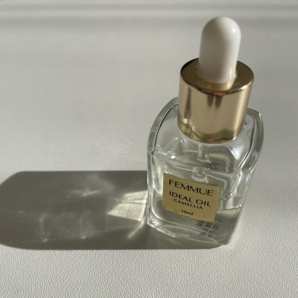 少し重みのあるテクスチャーで、冬におすすめのオイル美容液です！現在FEMMUEライン使いしています♡
こちらは10mlのものです^^
ファミュは香り、パッケージ、効果共にとても良いので使用すると幸福感が増して、本当におすすめです♡

#FE