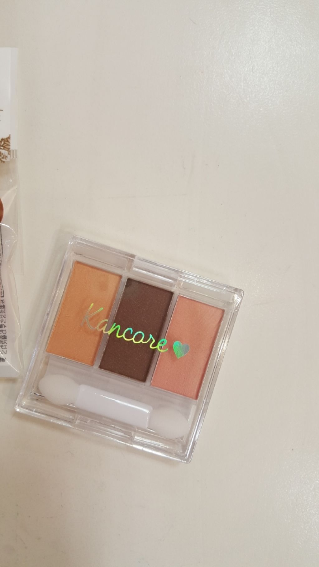 ちはる on LIPS 「ダイソーのアイシャドウ☺パッケージもキティちゃんで可愛い😍発色..」(2枚目)