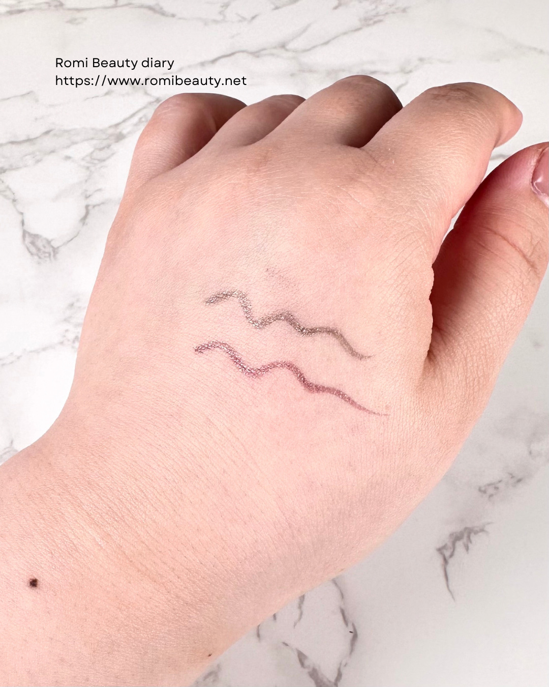 グリッター ライナー ルビーグリッター/＆be/リキッドアイライナーを使ったクチコミ（2枚目）