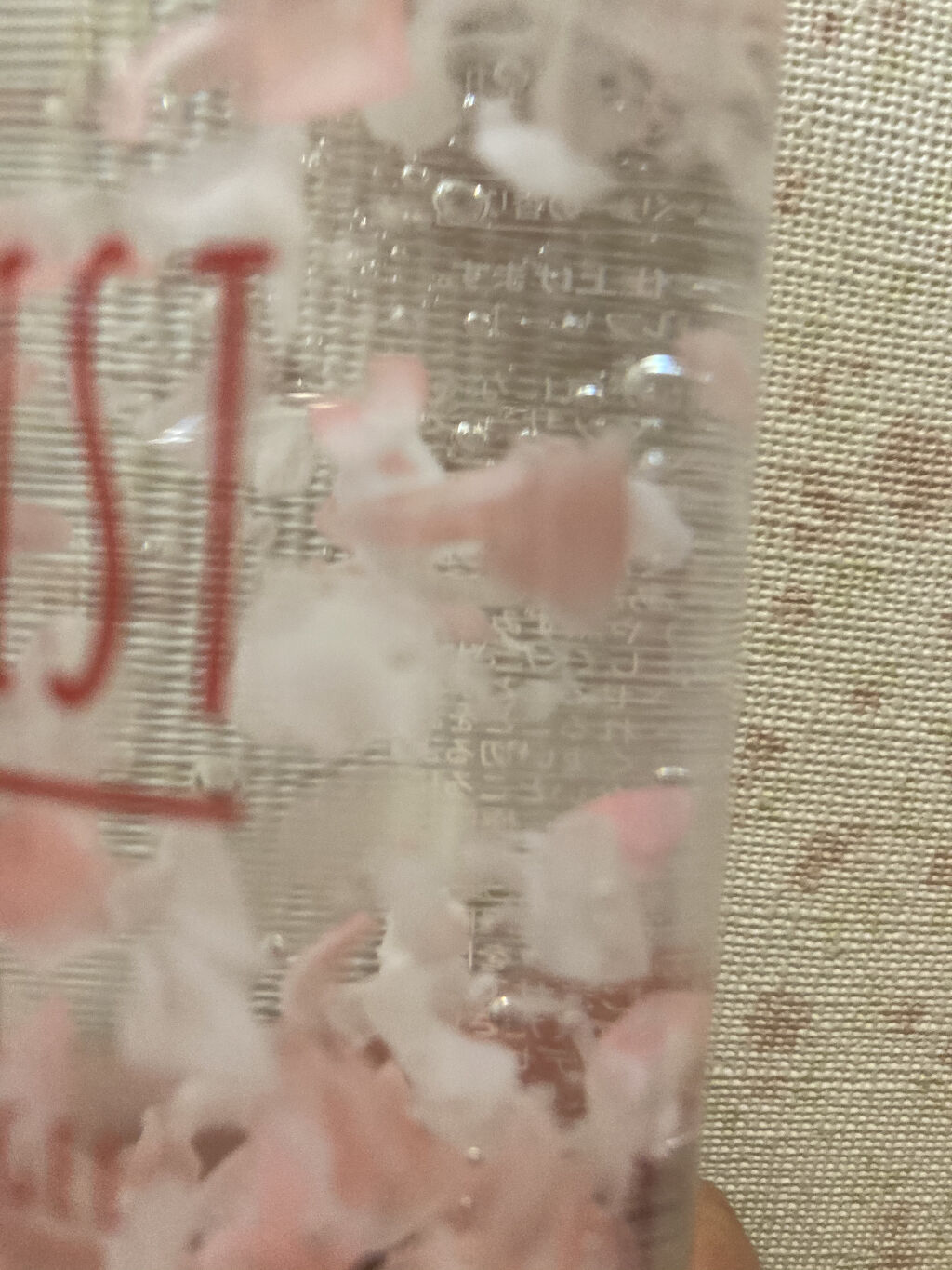 アウトレットに行ったときに半額で売ってたので買いました！！700円ぐらいです。
生産終了してるみたいですね💦


買ったのはとにかく見た目惚れです！！🎀
ピンク色でサクラの花びらのようなのが入ってるのでとても洗面所がとても映えます！🌸