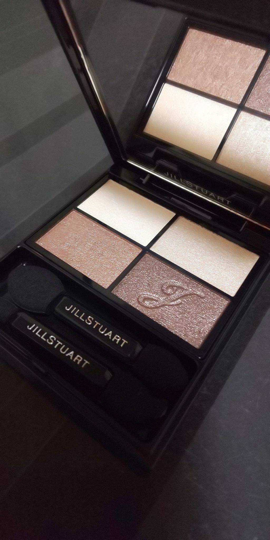 JILL STUART モデリングルーセント アイズのクチコミ「JILLSTUARTの新作のアイシャドー♥️

モデリングルーセントアイズ 01を購入♪


.....」（1枚目）