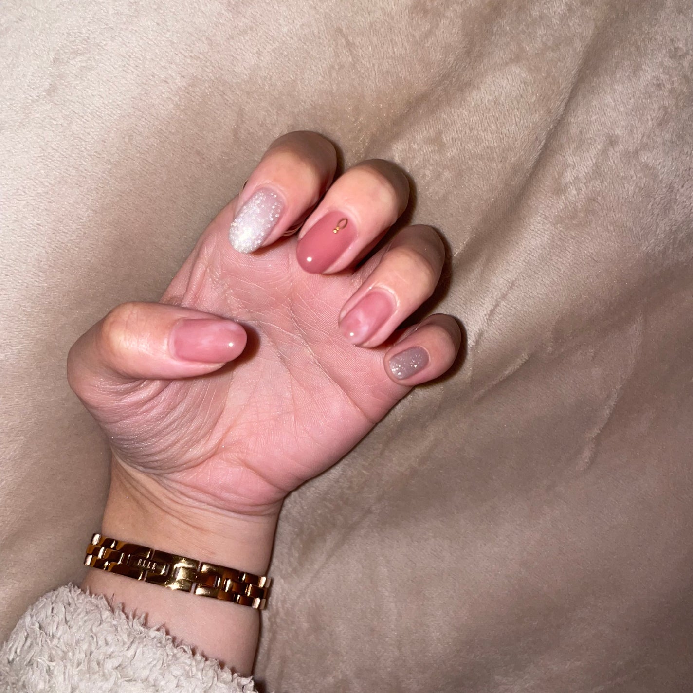 aina☺︎フォロバ on LIPS 「オフィスネイル♡シンプルだけどラメ感が上品で可愛い🧸🎀#ネイル..」(1枚目)