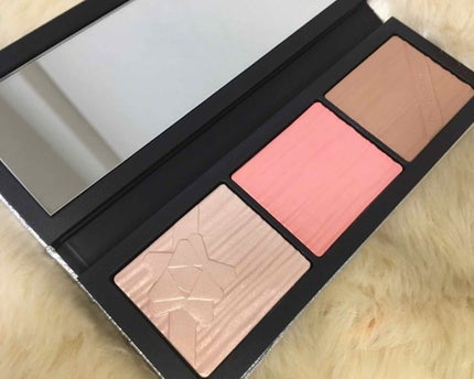 シャイニー プリティ シングス フェイス コンパクト【ホリデーコレクション 2018】 フェア/M・A・C/パウダーチークの画像