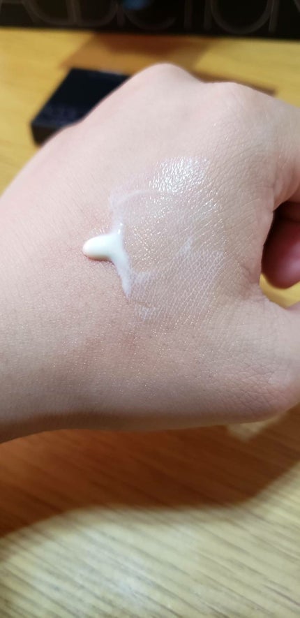 ADDICTION スキンプロテクターのクチコミ「アディクションのアイシャドウを買った時に
サンプルを頂き、使ってみると
乳液なので伸びもいいし.....」(3枚目)