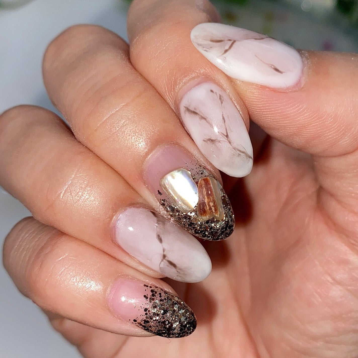 ラティ子🐾 on LIPS 「ニューネイル💅🏼✨大理石デザインをベースに、キラキラ大粒ラメ&..」(3枚目)