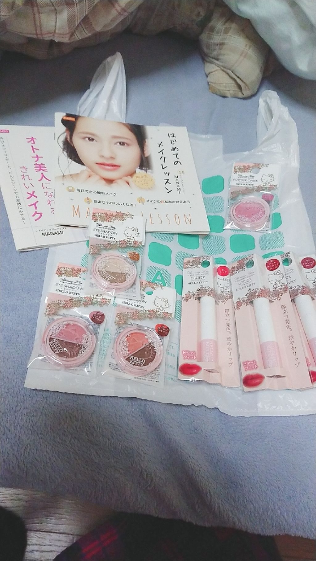 パウダーアイシャドウ ブルーミングキティ/DAISO/アイシャドウパレットを使ったクチコミ（1枚目）