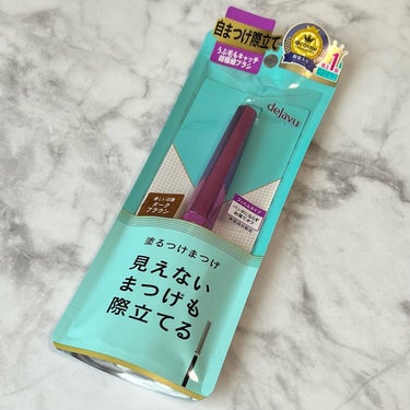 "ロングでもボリュームでもない、「自まつげを際立てる」という新発想！"大好きなデジャヴュの「塗るつけまつげ」自まつげ際立てタイプ。今回の使用カラーはダークブラウン。

この色使いやすい！！ブラックもよかったけどもう少し抜け感が欲しいならダークブラウンがおすすめ。

とにかく1度は使ってみてほしい。まつげはこれだけ塗って仕上げるのが好き。そうすることで"超極細三角ブラシ"が下まつげとかよく見ないとわからないような細いまつげもキャッチ。液がセンイフリーだからこそしっかり絡んで高密着。それぞれに存在感を与えてくれます。

特別かテクニックもなくささっと塗るだけでキレイ。アイメイクが際立つ。
ナチュラルなのにそれぞれがしっかり主張したまつげになるし、ダークブラウン色味がマイルドで優しい印象にしてくれる🥺✨ブラックはパキッとしすぎるなって思ってる人におすすめのカラーです。

ブラシが本当に使いやすくて小回りがきくので下まつげやまつげの根本までしっかりブラウンになって生まれつき色素薄い系のまつげのような美しい仕上がりに。

コームも使わずにセパレートしてくれるのもお気に入りです。デジャヴュ「塗るつけまつげ」自まつげ際立てタイプ。ブラックもあわせてぜひ店頭や @dejavu_official.jp 公式サイトでチェックしてみてください！

デジャヴュ「塗るつけまつげ」 自まつげ際立てタイプダークブラウンはLemonSquareを通じて提供していただきました🍋

#デジャヴュ #アイメイク #マスクメイク #コスメ好きな人と繋がりたい #塗るつけまつげ #自まつげ際立てタイプ #自まつ毛 #ドラコス #ベスコス #ベストコスメ #こなれ感メイクテク の画像 その1