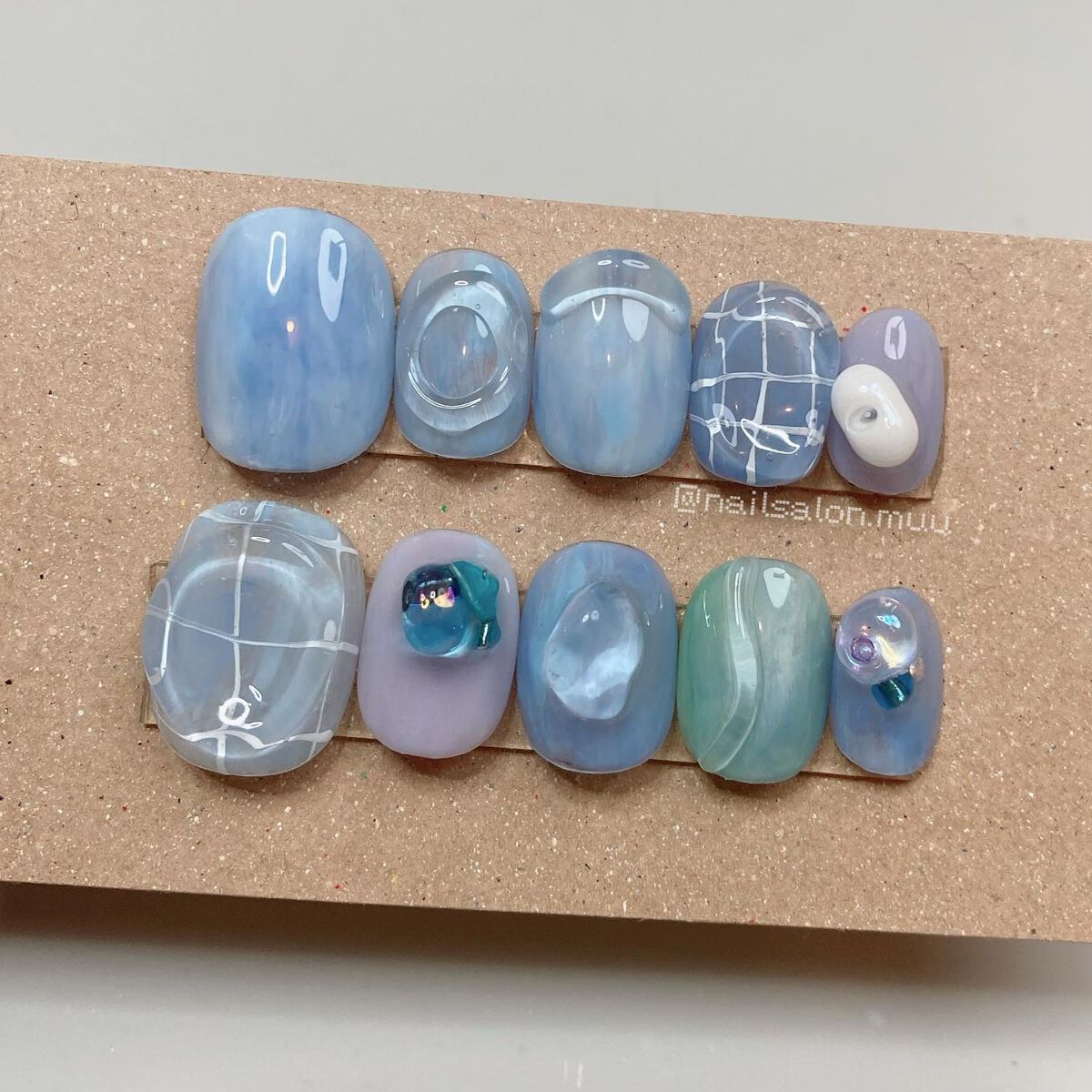 透明感💙
つやんつやんデザイン🫐🔹
オーダーありがとうございました🥰
.
.
.
#青ネイル #ちゅるちゅるネイル #クリアネイル #透明感ネイル #ブルーネイル #凹凸ネイル #ぷっくりネイル #うねうねネイル #ネイルチップ #