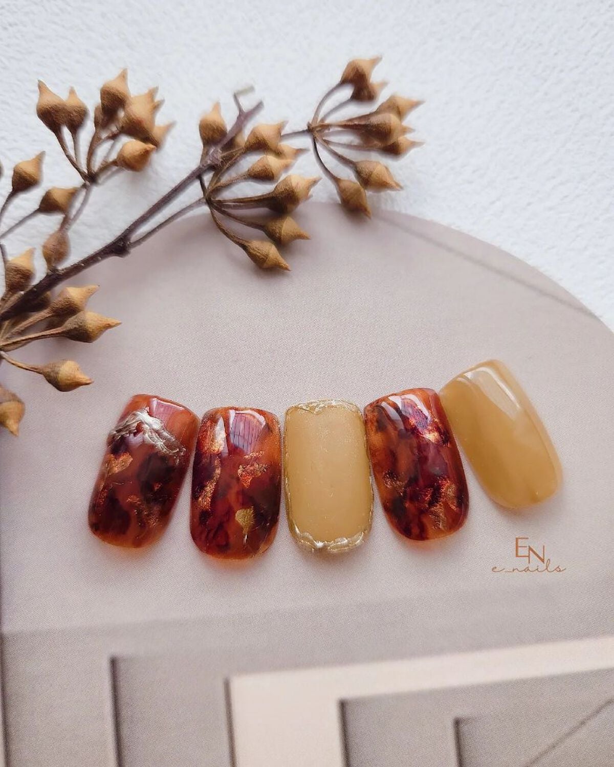 e_nails//フォロバ◎//ネイルとコスメ好きママ on LIPS 「インクを使って#べっ甲ネイル作ってみました😁秋冬と言えばべっ甲..」(3枚目)