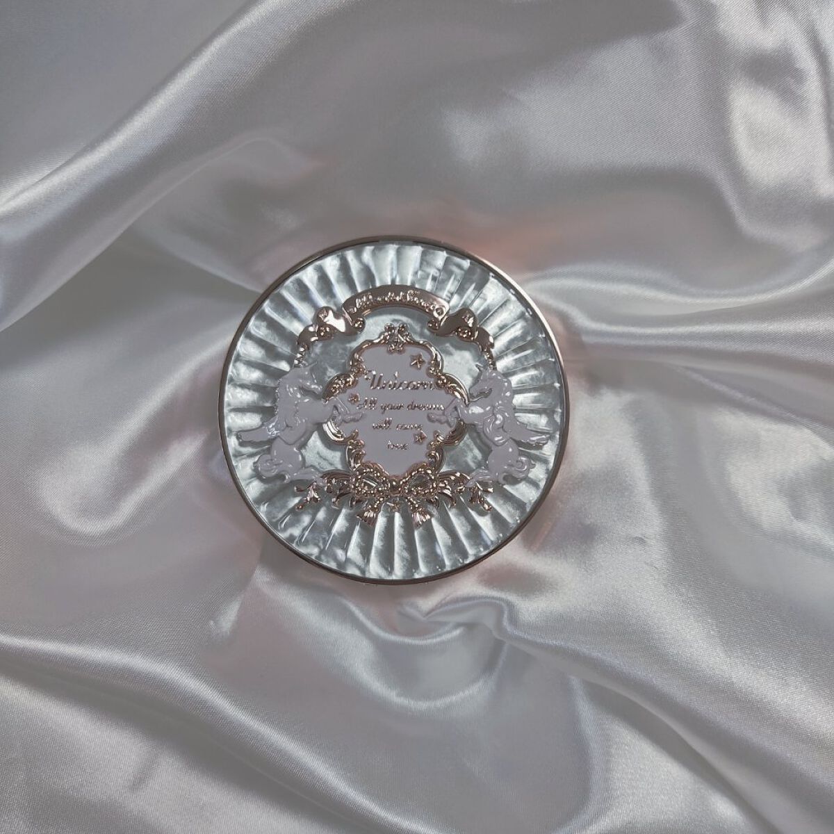 FlowerKnowsの最新シリーズ！パウダー
 #今月のコスメ購入レポ 
とにかく見た目が良すぎる、、中は普通のホワイトのパウダーです！中にユニコーンの絵がプレスされてます。
乾燥肌用とオイリー用の2タイプ。
でも、肌質とか考えずにこの白