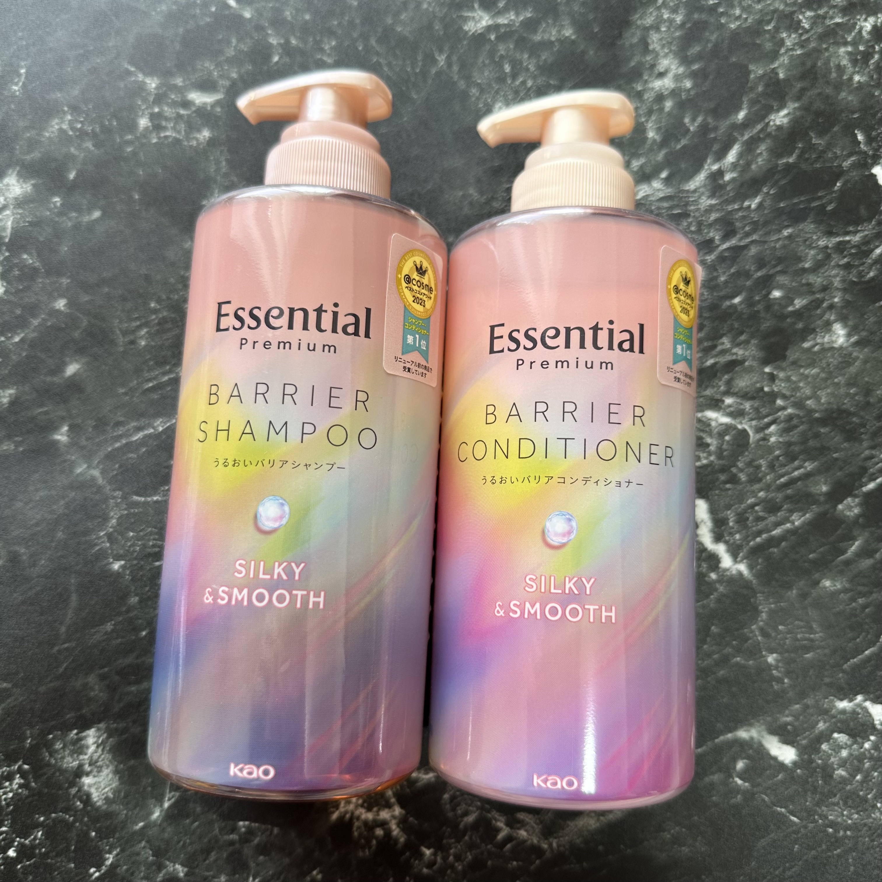 花王エッセンシャル様のキャンペーンに当選して
エッセンシャルプレミアム
バリアシャンプー/コンディショナーセット
シルキー＆スムース頂きました🥰

ボトルデザインがすごく可愛い💕
香りはフローラルリュスク💐

シャンプーの泡立ちがすご