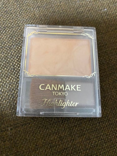 CANMAKE
ハイライター
N01シルキーベージュ💙
今回はナチュラルタイプを購入♡♬
パッと見は普通のベージュ（笑）
でもこれが光に照らすとナチュラルなのに綺麗なシアー感🦄💕
粉質はしっとり密着タイ