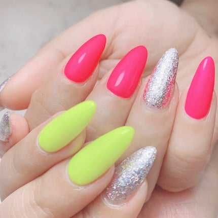 メイ on LIPS 「#夏ネイル#ネオンカラーネイル#ロングネイル..」(1枚目)