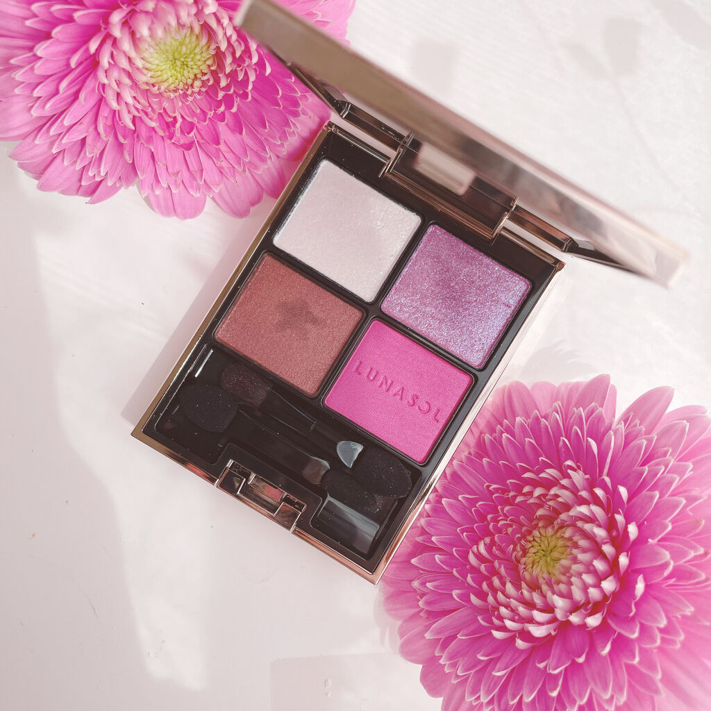 
色濃いね…みんなそんなに使ってるの？！
この間ルナソルのピンクブラウンパレットがかなり良くてハマったのでこちらも勧められて購入したものの

うーん？
濃すぎて自分的には使いにくかったですm(_ _)m

店員さん曰くYouTuberがおす