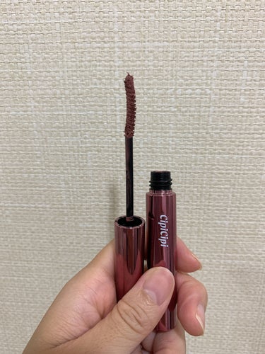 CipiCipi　ラッシュフルール
03　ダスティストロベリー

ピンクまつ毛にしたくて買ってみました。
正直なところ、うーん…でした。
色はピンクで可愛いと思いますが、カールキープを求める私からするとダメでした。ブラシ部分は細身で塗りやすかったです。
付けて30分後にはまつ毛が上がっているのがわからないほど下がっていました。お湯落ちマスカラだからしょうがないのかも？ロング効果も感じられず。

色味もカラーマスカラあるあるな気がしますが、カラーが出る代わりに目力は出ません。目力を出したい場合は黒の一択だなと思いました。

別日にマスカラ下地を使った上からこれを塗ってみたらカールは持ったので、これを使う日はマスカラ下地必須です！
 #本音でガチレビュー の画像 その1