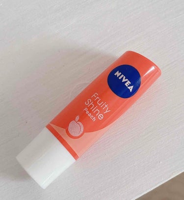 NIVEA(海外) Fruity Shineのクチコミ「色はあまりつかないけどぷるぷるになってかわいい🍑 ナチュラルな血色感が出て男の子も使いやすいね.....」（1枚目）