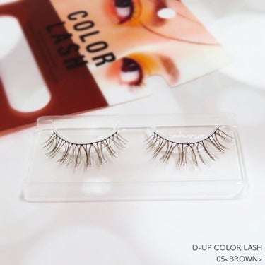 𖤐 D-UP COLOR LASH カラーラッシュ
　05<BROWN>


透けるように色づいた、自然なカラーまつげをつくる「カラーラッシュ」。


光に当たると際立つ“透明感”は


まるで内側から発色しているような仕上がりで、


目もとをふんわり軽い印象に。


まばたきするたびにチラチラっと覗くカラーは、


色気とトレンド感を演出します。

𖧷┈┈┈┈┈┈┈┈┈┈┈┈┈┈┈┈┈𖦞

🌟2022年4月29日発売🌟


可愛いがとまらない❤︎


カラコン感覚で気分に合わせて楽しめる🦄


“透け感”カラーで目もとを彩るカラーラッシュ💖



▫️人からみたときに“可愛い”が溢れる、周りと差がつくカラーまつげ


▫️黒と茶の毛にカラーをランダムにMIX。悪目立ちせず自然に馴染む


▫️透けるように色づくシースルー発色。盛れるのに抜け感。



“色が主張し過ぎない”絶妙カラーは、


顔から浮かず自然に目もとに馴染んでくれます🪷


軸は柔らかいので、目の形に合わせてカーブさせやすいと感じました🙆‍♀️⭕️



05ブラウンは


“透け感ブラウン”×“なじませブラック＆ブラウン毛”


優しく引き締める。万能ブラウン🤎


D-UPのカラーラッシュの中で


個人的にいちばん気に入ってるのが


こちらの05ブラウン🐻❤️‍🔥


カラーラッシュというよりは


デイリー使いしやすいブラウン系のつけまつ毛👀🤎


マツエクみたいに見える仕上がりで


ぱっと見つけまに見えないのが嬉しい🥰


自まつ毛+マスカラではどうしても限界があるし


かといってまつエクも出来ない私にとっては


この05ブラウンは救世主に近いかもしれない…😭💞


マスクメイクとも相性が良く、


わざとらしくなく目もとを際立たせてくれます。


ですが、やり過ぎ感はなく抜け感もあるので


大人女性にも使いやすい、


ナチュラル系つけまつ毛…😭💕


お出かけの日や、誰かと会う予定の日には


必ずと言っていいほど、


この05ブラウンを使用しています🫶🏻🤎


どのお色ももちろん可愛くて好みなのですが


05ブラウンは特にお気に入りなのでストックも購入予定です✊🏻🤎



こちらはD-UP様より頂きました💝
ありがとうございました🌼



#D_UP #カラーラッシュ #05 #ブラウン #提供 の画像 その2