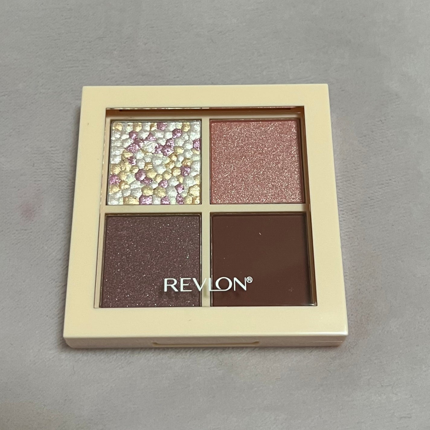 レブロン ダズル アイシャドウ クアッド/REVLON/アイシャドウパレットを使ったクチコミ(1枚目)