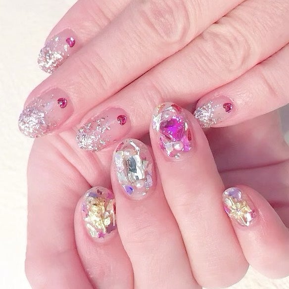 なかやまちえこ on LIPS 「ホログラムとグラデーション✨⠀⠀マイネイルとお揃いホログラムオ..」(1枚目)