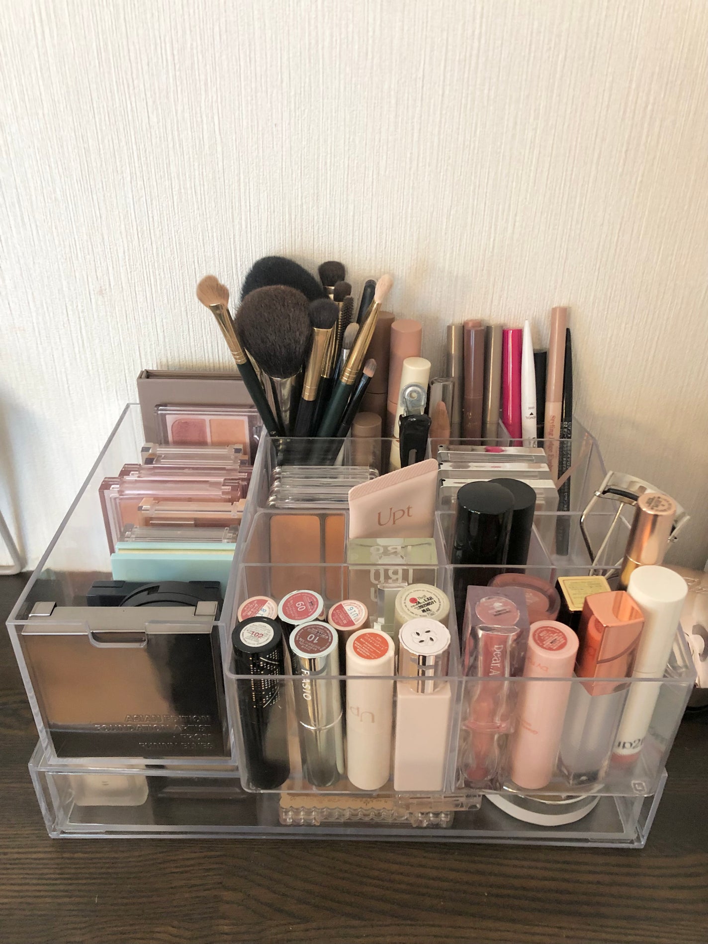 riko on LIPS 「DAISOの重なる透明ケースを組み合わせてメイク収納を新調✨一..」(1枚目)