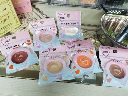 ダイソー×IT GIRL アイシャドウ 猫かぶり/DAISO/単色アイシャドウを使ったクチコミ(1枚目)