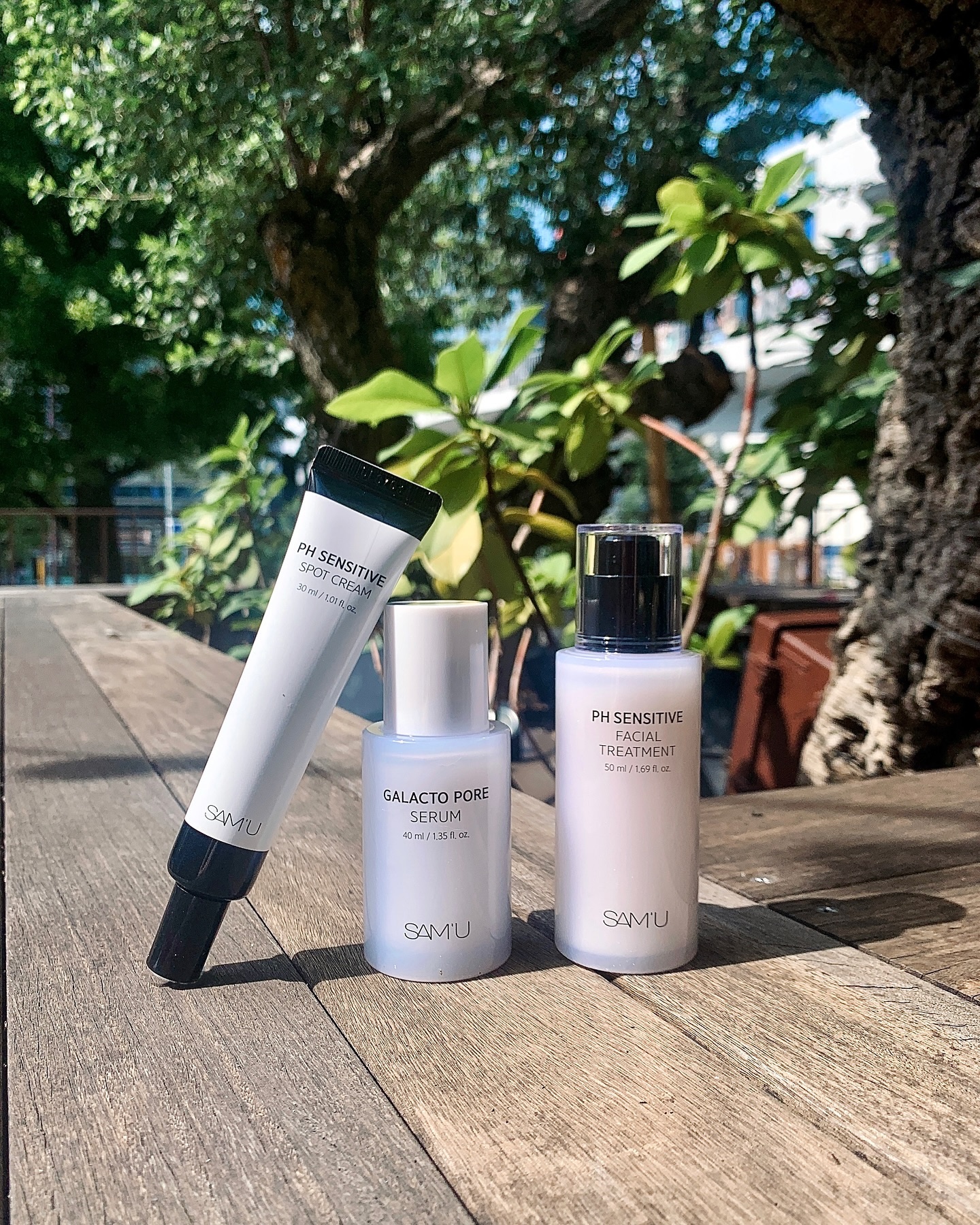 たま〜にちょっと肌荒れした時に使う
綺麗なブルーのPHスポットクリーム

このブルーは肌の赤みに効果的なグアイアズレン*700ppmが配合されたもので
緊急な肌トラブルのケアへもサポートしてくれる
本気の肌バリアクリームなので
お守りとして