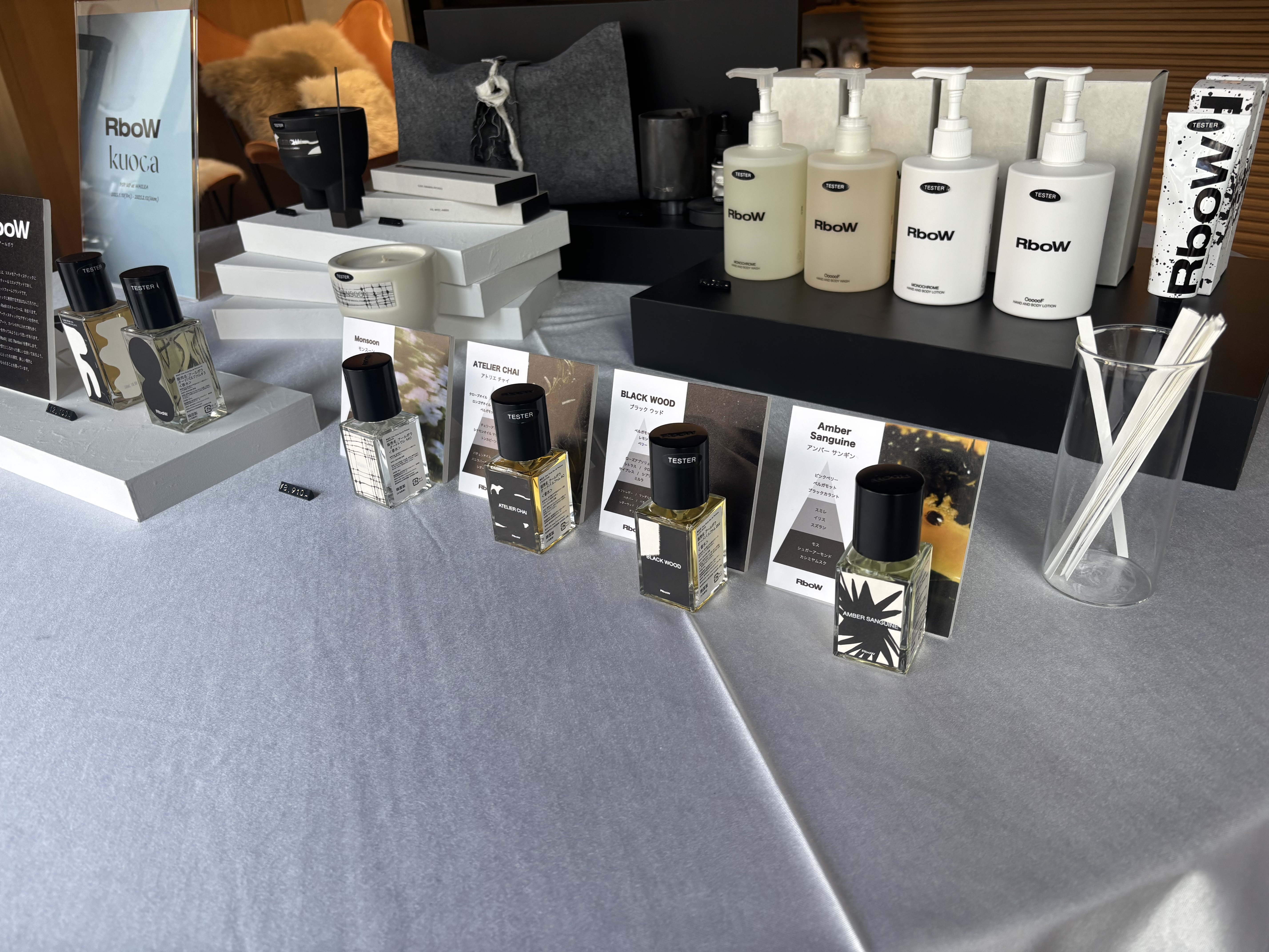 大バズり中のブランドPOP UPに行ってきた🫶

YouTuberの中町綾さんが紹介していた
Rbow（アールボウ）という韓国のブランド。
香水とかキャンドル、ハンドクリーム、
アロマオイルやお香を扱っているらしい。
コスメブランドとは少