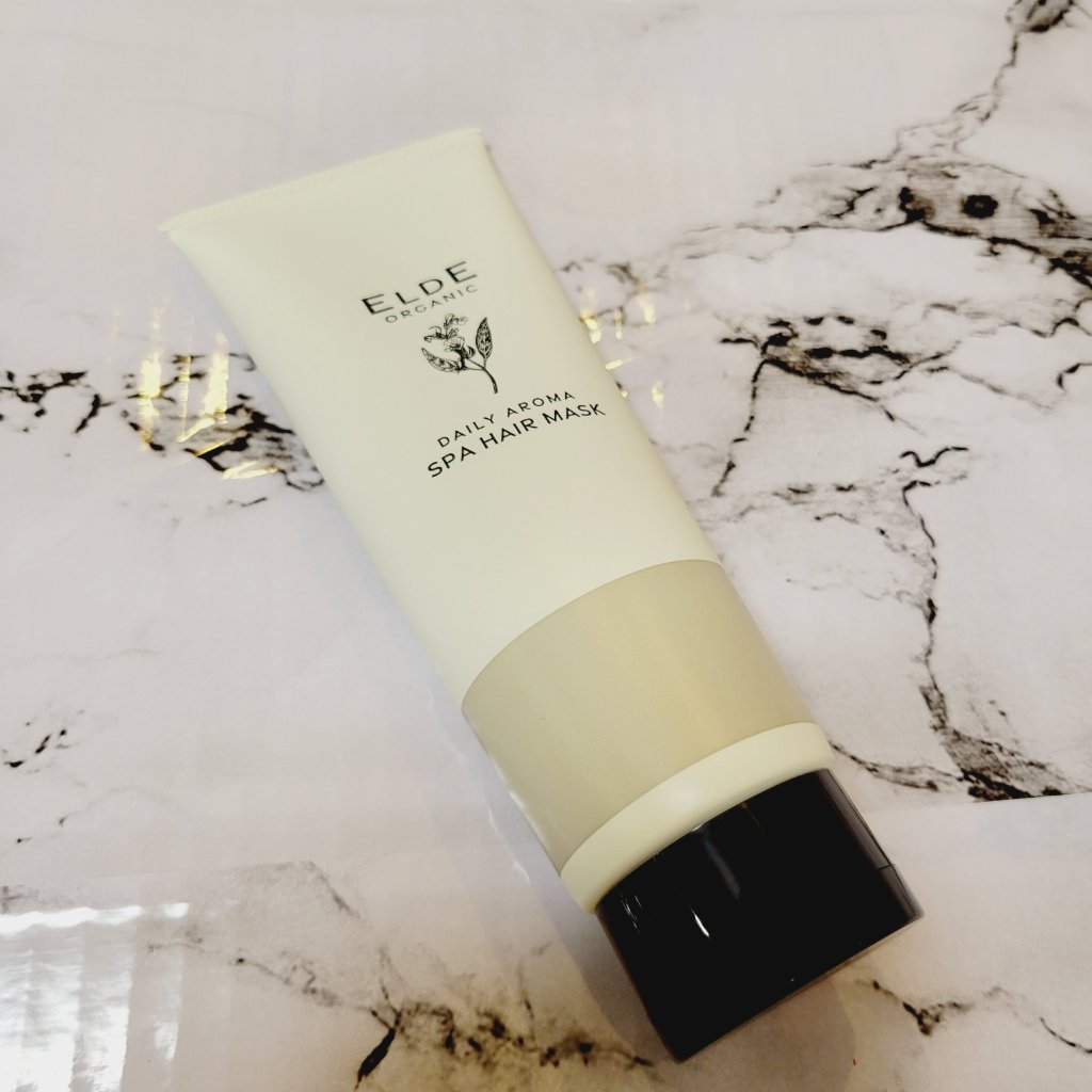 髪の毛のパサつきが気になり、トリートメント使ってみたよ。ハーバルリラックスアロマの香りが良かった🌿

使い方は、
シャンプー後に使います。みずけをとり、１０秒放置します。ヘアマスクを流さずに！そのまんまトリートメントしてから、流します。
