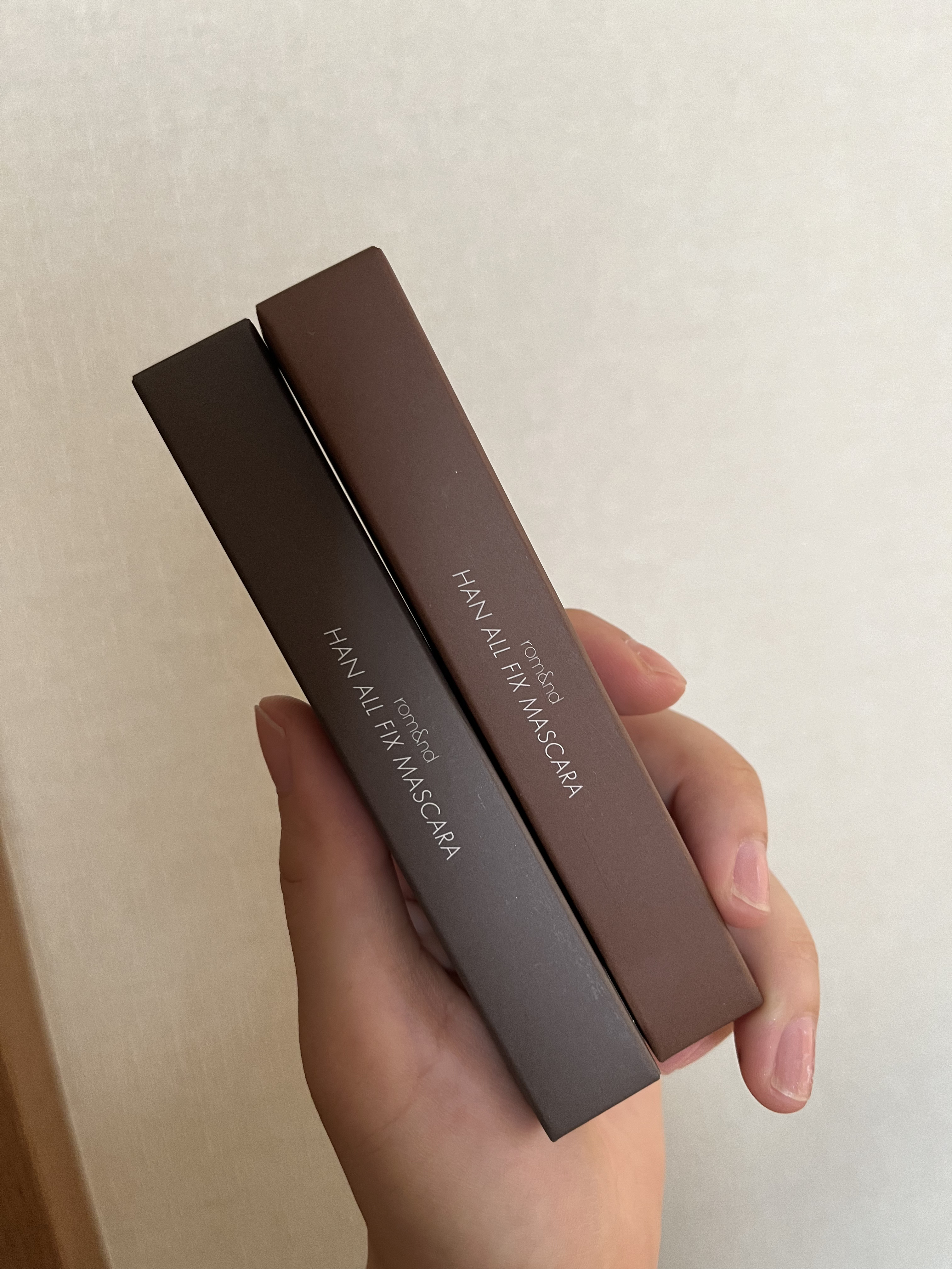 🤍rom&nd🤍
ハンオールフィックスマスカラ

メガ割りで買いました✨
ずっと愛用しています🥺

ブラックだと私の目にはどうしてもケバく見えてしまうのですが、ロムアンドのロングアッシュは存在感のある綺麗なまつ毛に仕上がってくれるので