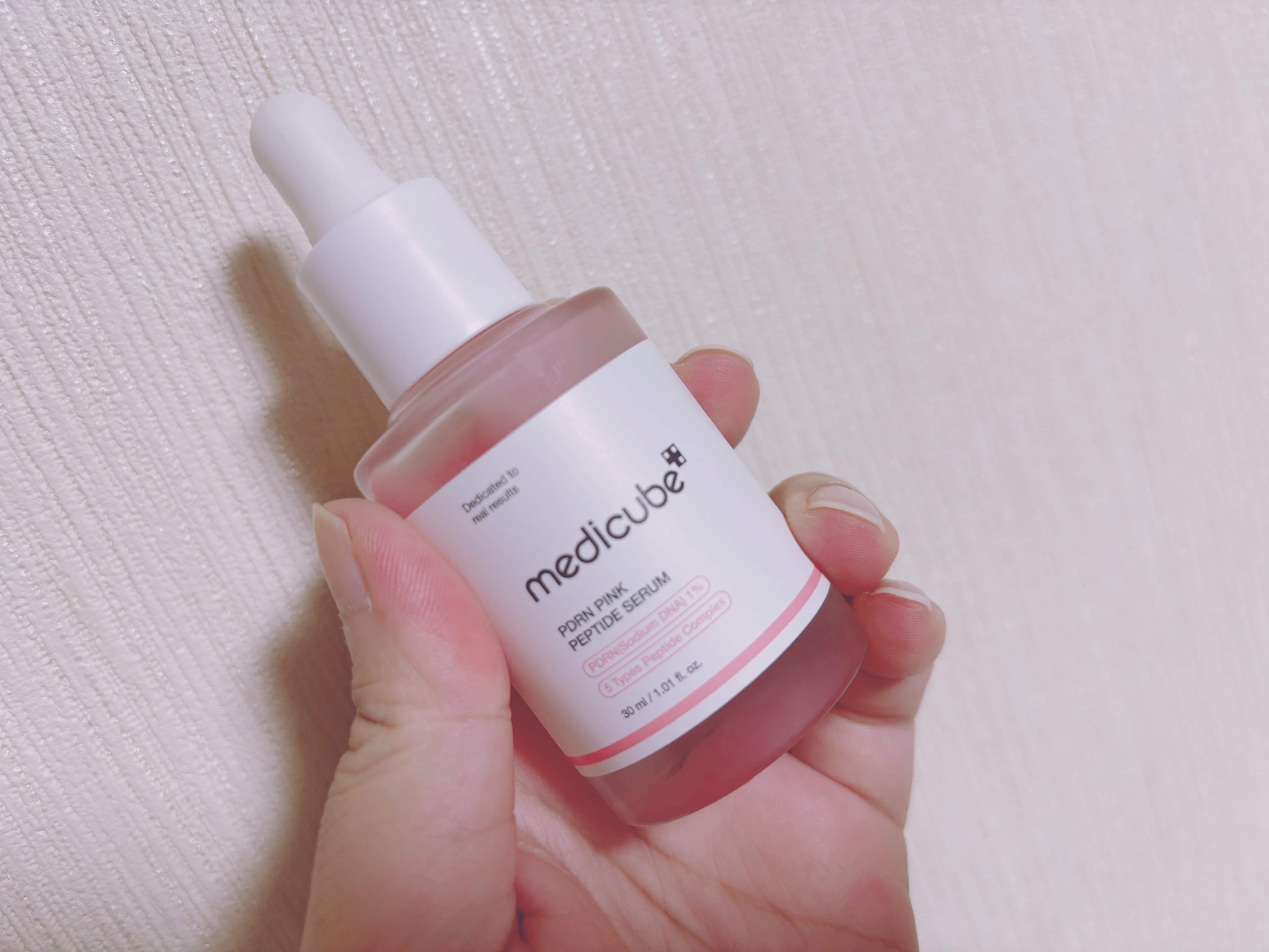 ✼••┈┈••✼••┈┈••✼••┈┈••✼••┈┈••✼

MEDICUBEのPDRNピンクペプチドアンプル。
.
qoo10メガ割りのおすすめ！
.
ピンク色のセラムがかわいい〜
.
使用後はお肌がもちっとぷりっとします🫧
.
お肌に