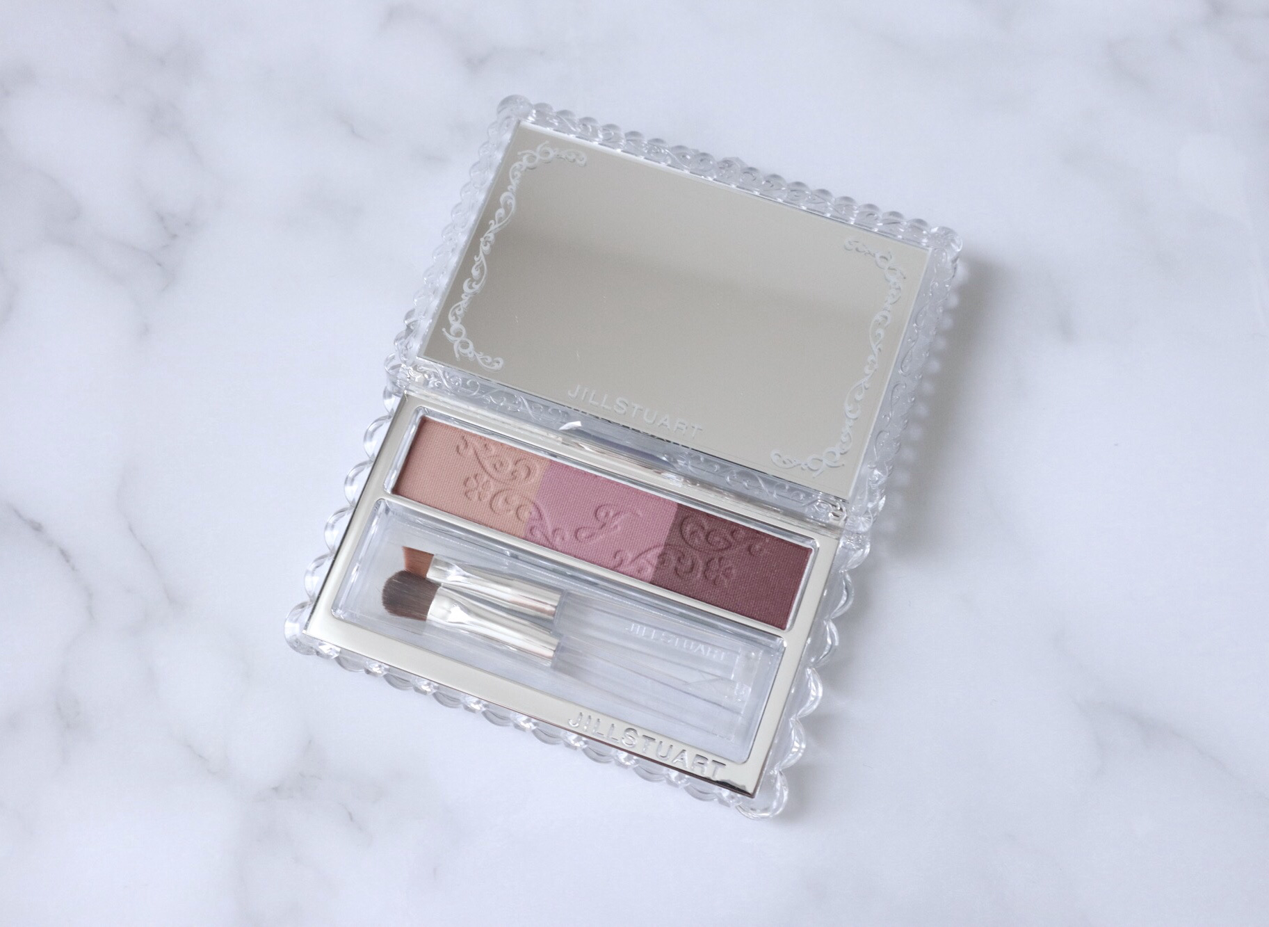 JILL STUART
ジルスチュアート ブルームニュアンスブロウパレット
04  violet bloom


引用元のアイテムで限定カラーでデビューしたカラーアイブロウ。

そちらが無くなり始めたので新しい色を買ってみようと思いこちらを