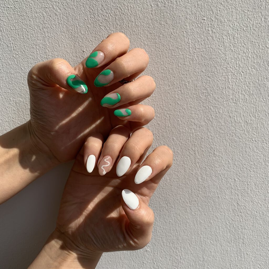 #ネイル,#シンプルネイル,#ホワイトネイル,#スネークネイル,#ジェルネイルのネイルデザイン