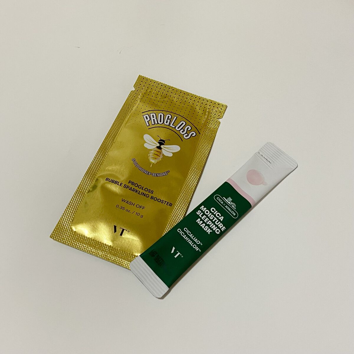 VT
CICA スリーピングマスク
Cosmetics Progloss Bubble Sparkling Booster

蜂の🐝 Sparkling Boosterは最初はクリームなのに時間が経つとモコモコしてきて不思議な感じでした
