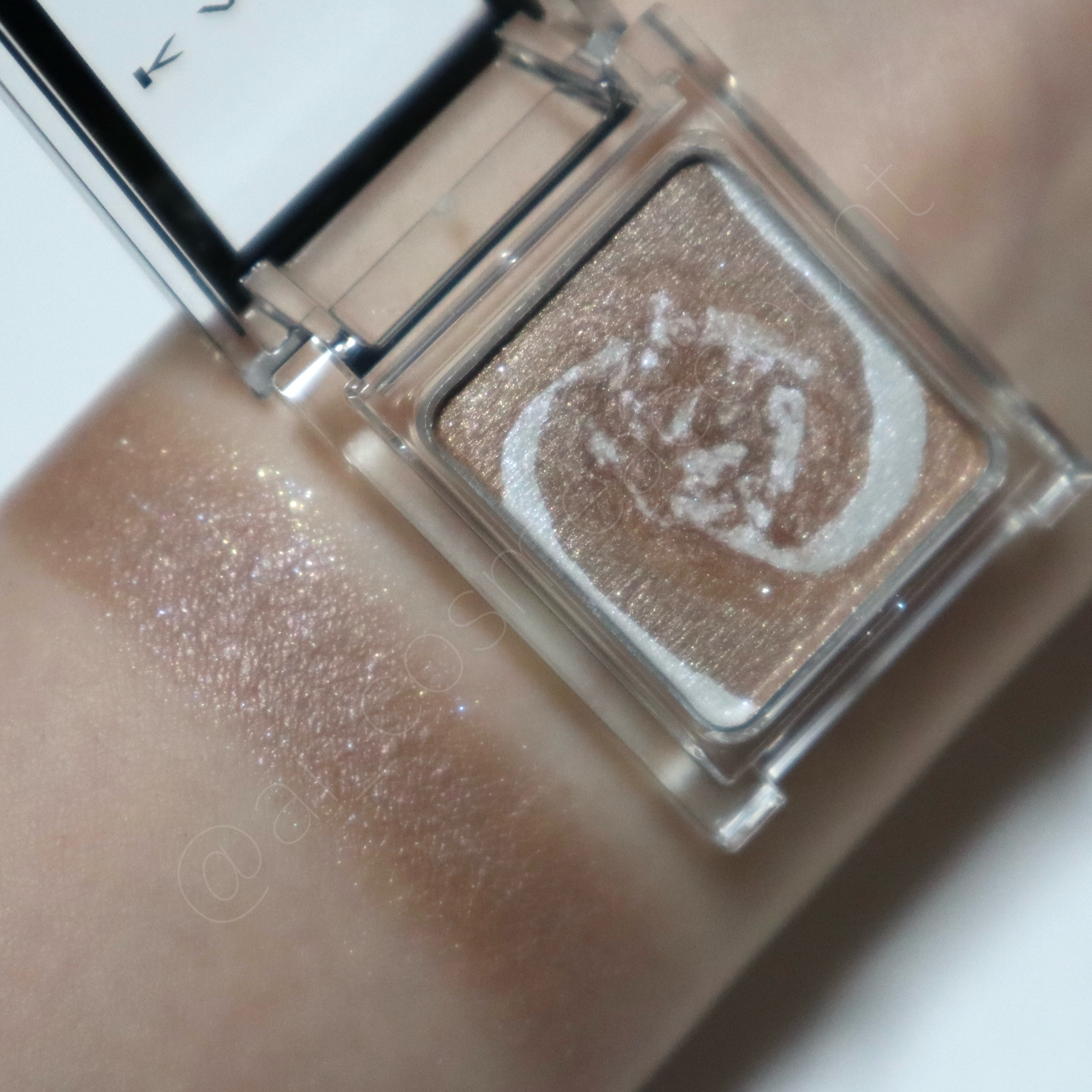 ザ アイカラー(マーブルインク)/KATE/単色アイシャドウを使ったクチコミ（2枚目）