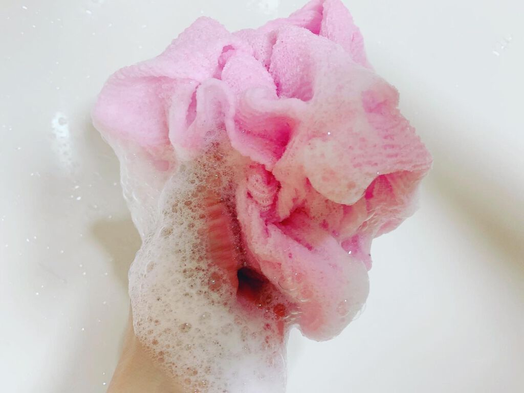 Leivy レイヴィー ファンタジーボディーシャンプー スイートピーのクチコミ「アーティフィシャルフラワーが散りばめられたボディシャンプー。
【レイヴィファンタジーボディシャ.....」（3枚目）