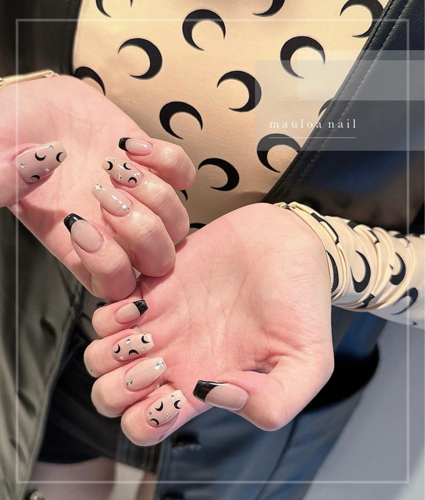 #フレンチネイル,#ネイル,#アートネイル,#秋ネイル,#ミラーアートネイル,#黒フレンチネイル,#フレンチネイル,#マリーンセルネイル,#乳白色ネイル,#手書きアートネイル,#ミラーアートネイル,#パーツネイル,#ミラーネイル,#天王寺ネイルのネイルデザイン