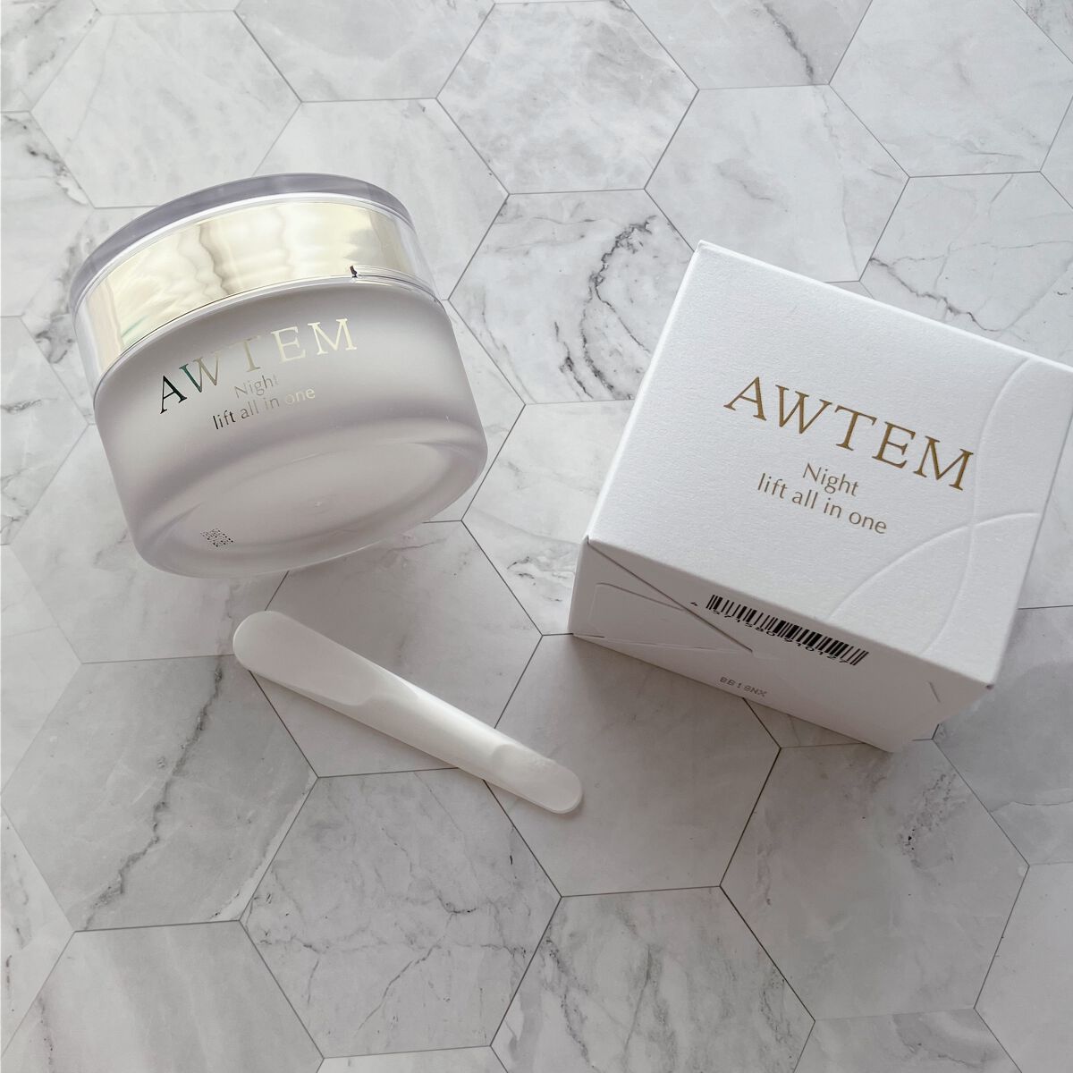 AWTEM ナイトリフトオールインワン（夜⽤ジェルクリーム）のクチコミ「”時間肌美容”
朝と夜の肌の違いに着目

朝は乾燥や紫外線から肌を守り、夜は睡眠中のうるおいや.....」（1枚目）