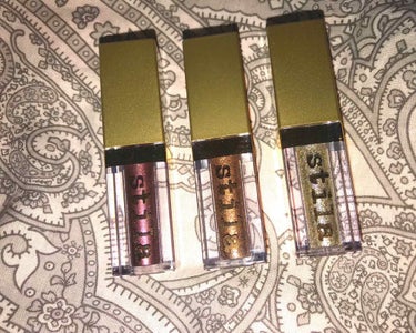 #stila の #Glitter&Glow です

ずっと欲しかったもので、ドラッグストアにて
ミニが６つ入っているものがあったので
試しに購入した中の３つです💞

そのまま色がつくというよりラメがメ