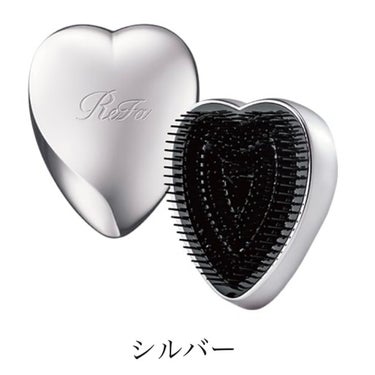 \正直レポ！/ ReFa HEART BRUSH

✼••┈┈••✼••┈┈••✼••┈┈••✼••┈┈••✼

こんにちは！穂積。です！
今日は最近買ったヘアブラシを紹介したいと思います！！


今回レビューするのはこちら！↓

ReFa HEART BRUSH

SNSで大人気のヘアブラシですが、私が使ってみた感想などをお伝えしたいと思います！！


【いいところ】
･見た目が可愛い
最初にごめんなさい！見た目が可愛すぎます！！
このブラシで髪をとかすと本当にテンションが上がります！オススメです！🫶

･持ちやすい
このブラシのハート型は可愛いだけではありません！手の形にフィットして持ちやすくなっています！割と重みもあるので、手から離れることなくしっかりとかすことができます！👍

･ブラシがちょうどいい硬さ
ちょっと硬さのあるブラシです！髪をしっかりとかしてくれる上に、頭皮のマッサージもしてくれます！！

･髪がさらさらになる
髪が嘘みたいにサラサラになります！絡まっていた髪の毛を整えてくれるし、とかした後の髪にツヤが出ます😊すごい😊


【気になるところ】
･指紋が気になる
私は画像2枚目のシルバーを購入しました！高級感のある見た目でとっても可愛いのですが、ヘアオイルやヘアバームを使ったあとの手で触るとめちゃくちゃ指紋がつきます😩画像3枚目のようなマットタイプを購入していれば気にならないと思います！🙌


色々書きましたが、私にはメリットの方が多い商品だったので星5の評価をつけました！可愛い見た目と素晴らしい機能を兼ね備えた素敵な商品です！👍


【使い方】
付属のふたを外して髪をとかします！お出かけ前やお風呂の前など、髪をさらさらツヤツヤにしたい時にオススメです！
今度ヘアケアに関する投稿をしたいと思っているので、またそこで使い方を説明させてください！！


とっても気分が上がるヘアブラシです！！ぜひ試してみてください！！

✼••┈┈••✼••┈┈••✼••┈┈••✼••┈┈••✼

最後まで読んでいただき、ありがとうございます！
参考になりましたら幸いです！


#正直レポ 
#ReFa
#HEART BRUSH
#Silver
#ヘアケア
#ヘアケアグッズ 
#ヘアブラシの画像 その1